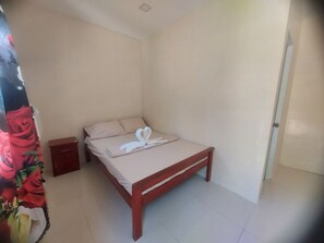 Quarto triplo superior | Escrivaninha, camas extras/dobráveis (sobretaxa), Wi-Fi de cortesia