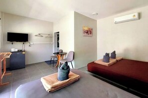 Standard Triple Room | Desk, free WiFi, bed sheets - Davy'S Cottage Phuket (Thep Krasattri)
