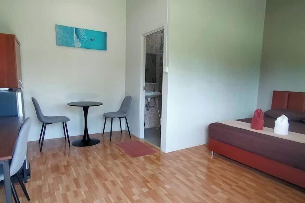 Desk, WiFi (free), bed sheets