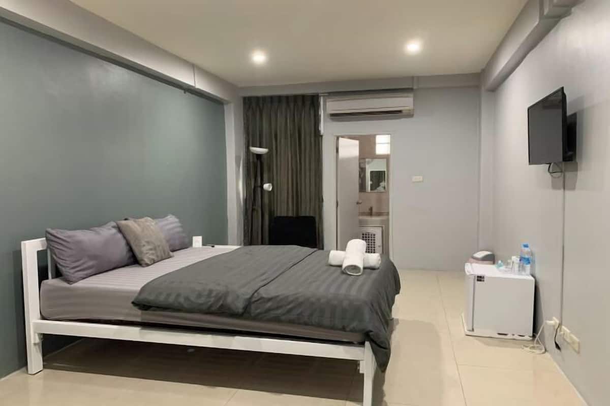 Desk, WiFi (free), bed sheets