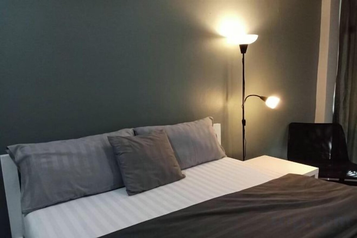 Desk, WiFi (free), bed sheets