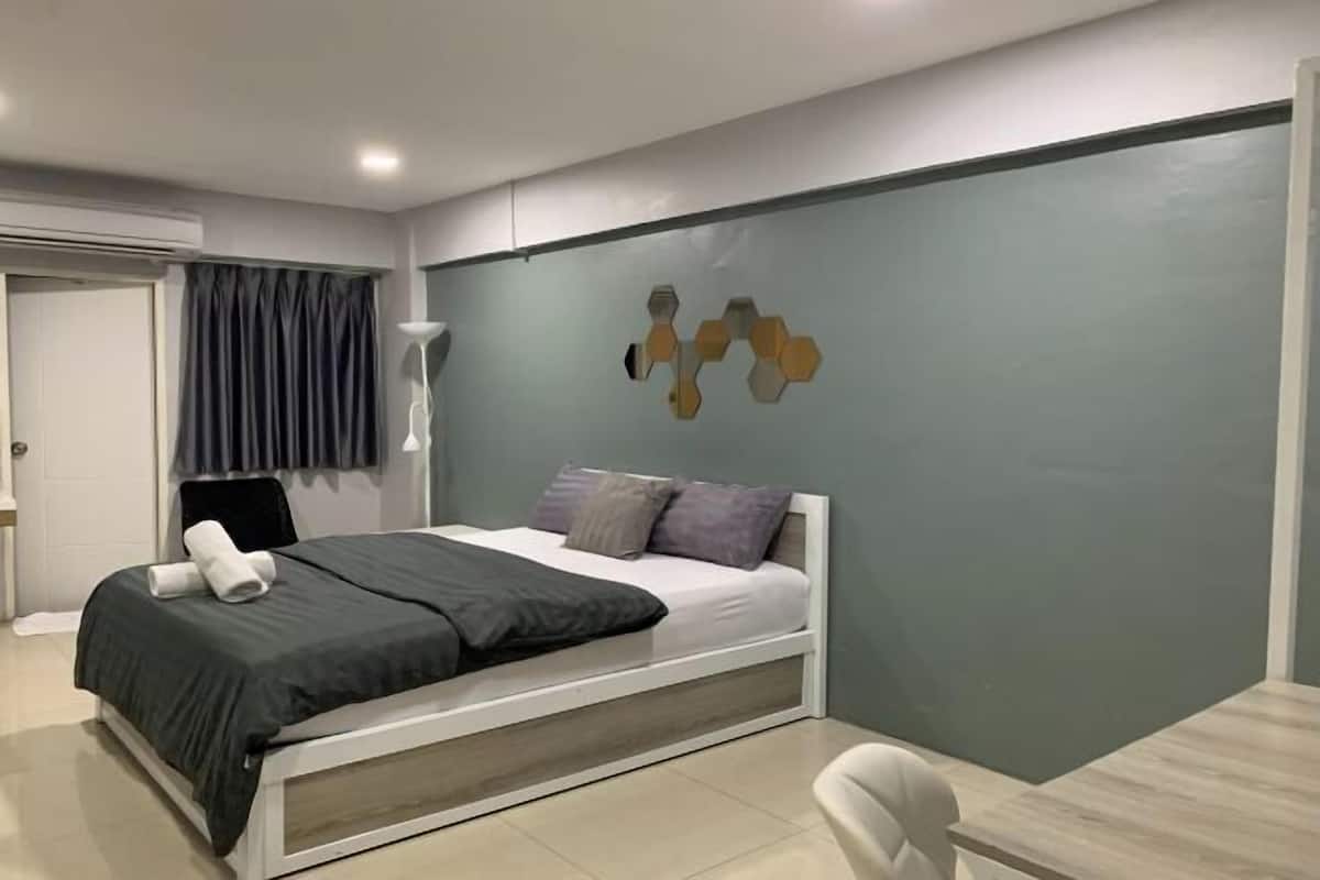 Desk, WiFi (free), bed sheets