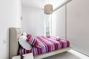 2 bedrooms, desk, iron/ironing board, WiFi