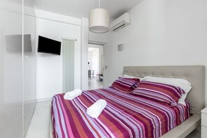 2 bedrooms, desk, iron/ironing board, WiFi