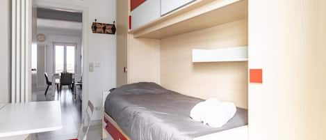 2 soverom, skrivebord, strykejern/-brett og wi-fi