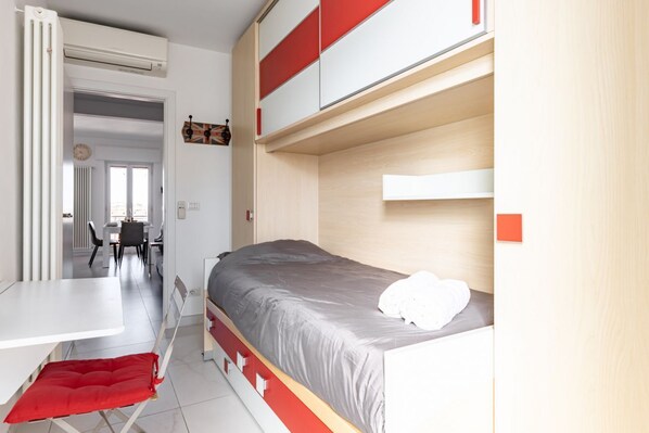 2 habitaciones, escritorio, tabla de planchar con plancha y wifi