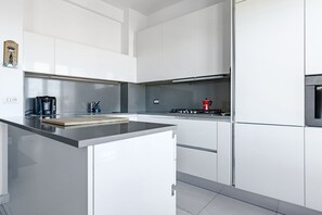 Fridge, oven, stovetop, dishwasher