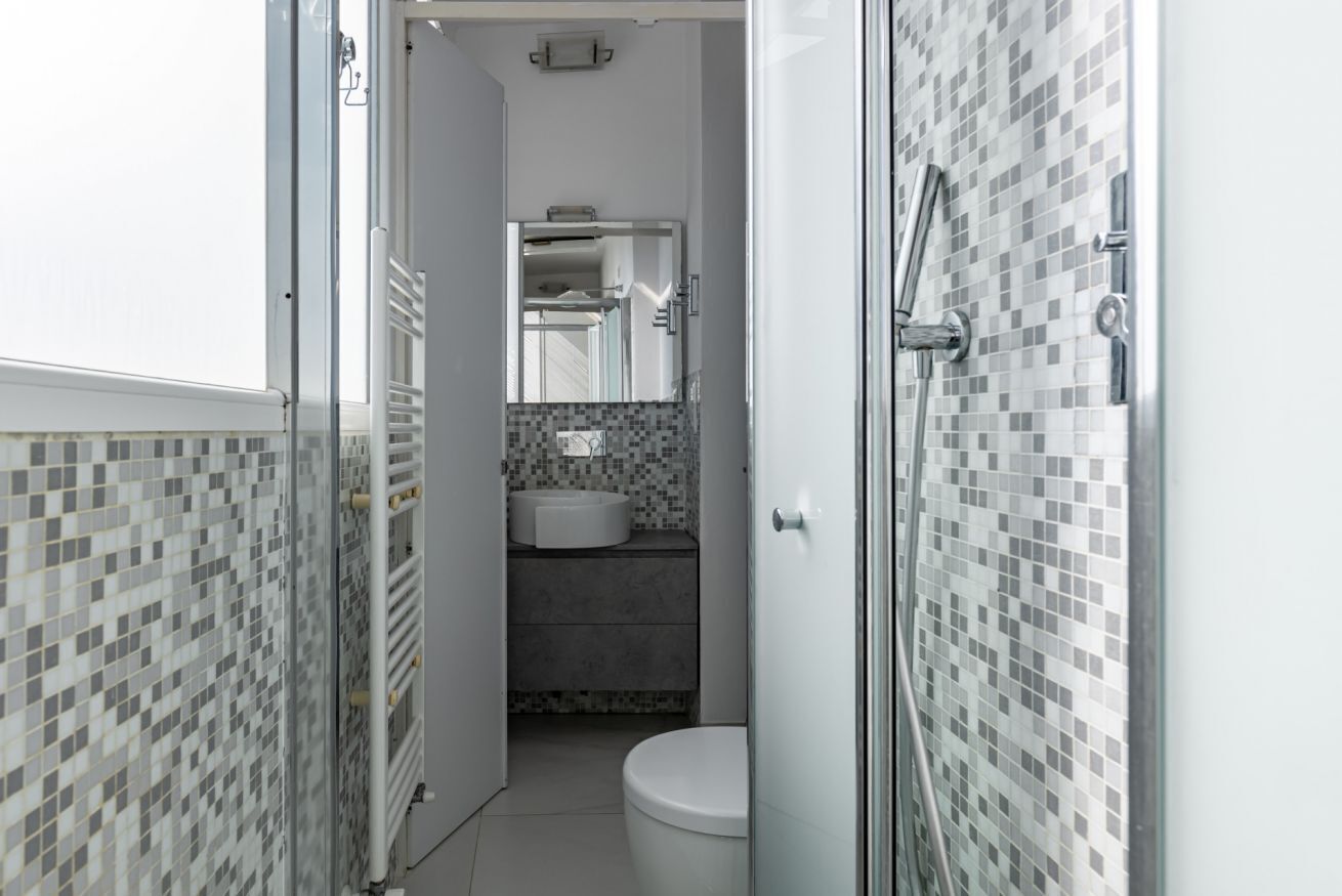 Douche, sèche-cheveux, serviettes fournies, papier toilette