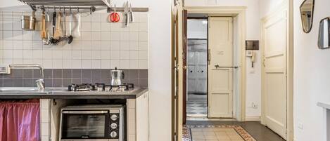 Fridge, microwave, stovetop, dishwasher