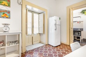 Kühlschrank, Mikrowelle, Herdplatte, Geschirrspüler