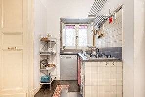 Een koelkast, een microgolfoven, een kookplaat, een vaatwasser