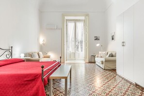 1 slaapkamer, een strijkplank/strijkijzer, wifi, beddengoed