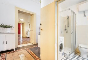 Douche, séchoir à cheveux, bidet, serviettes fournies