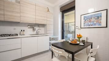 Frigorifero, microonde, forno, piano cottura