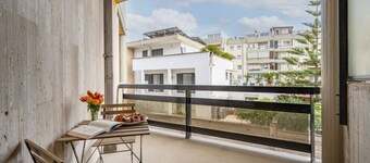 GuestHost - Bright and spacious 102 sqm apartment, perfect for 5 people, located on the first floor of a building with lift. The apartment is located just a 5-minute walk from Bari Palese station, a 17-minute walk from the renowned Title and Moretti beac