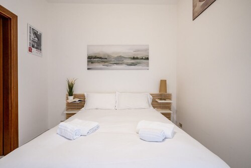 GuestHost - Bright and spacious 102 sqm apartment, perfect for 5 people, located on the first floor of a building with lift. The apartment is located just a 5-minute walk from Bari Palese station, a 17-minute walk from the renowned Title and Moretti beac