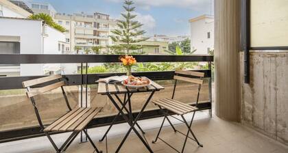 GuestHost - Bright and spacious 102 sqm apartment, perfect for 5 people, located on the first floor of a building with lift. The apartment is located just a 5-minute walk from Bari Palese station, a 17-minute walk from the renowned Title and Moretti beac