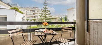 Bright and spacious 102 sqm apartment, perfect for 5 people, located on the first floor of a building with lift. The apartment is located just a 5-minute walk from Bari Palese station, a 17-minute walk from the renowned Title and Moretti beaches and just