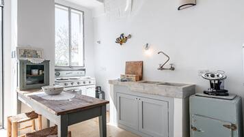 Kühlschrank, Ofen, Herdplatte, Wasserkocher mit Kaffee-/Teezubehör