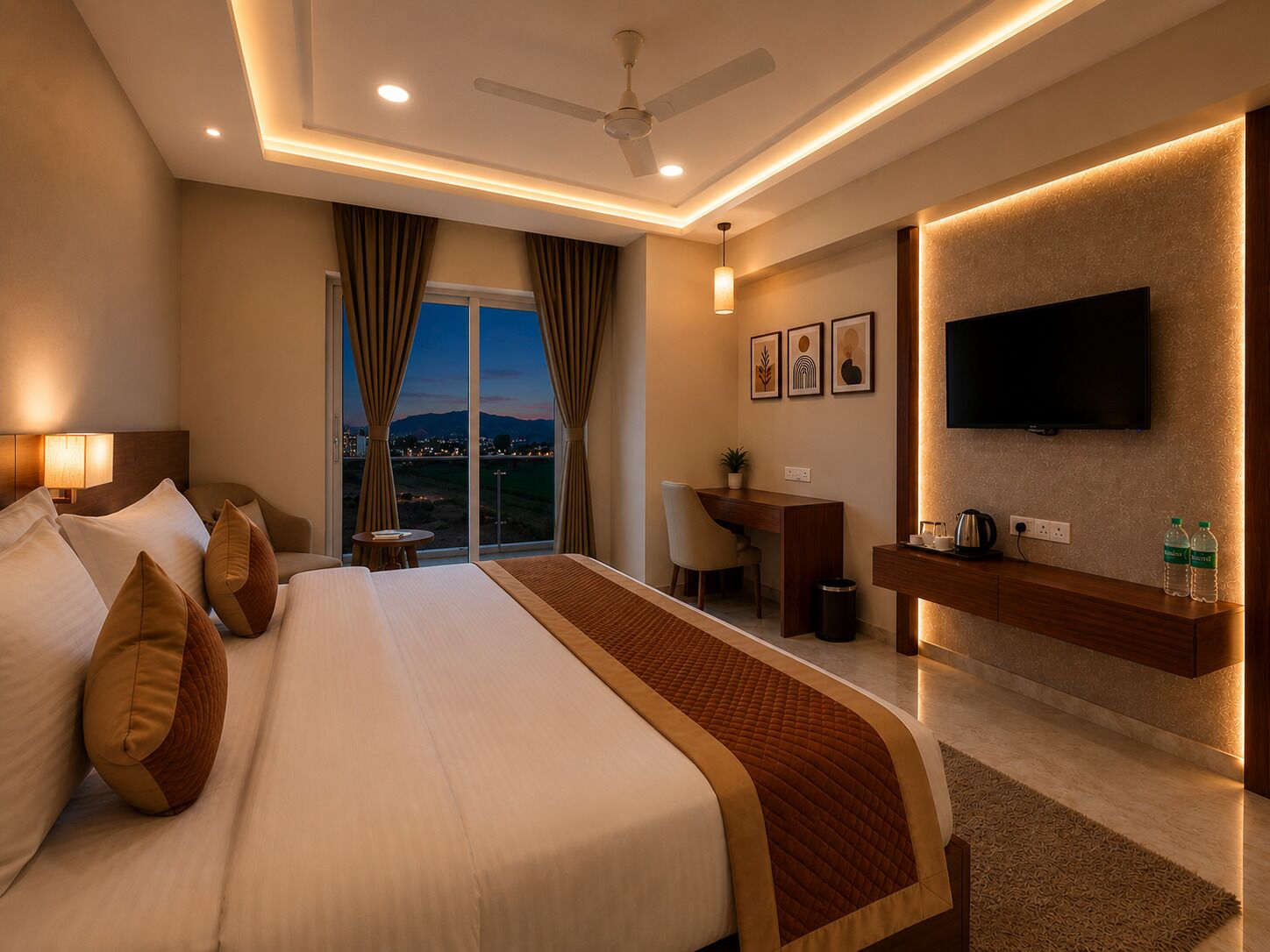Ein Hotelzimmer mit Bett, Schreibtisch, Stuhl, Fernseher und Blick auf die Stadtlandschaft.