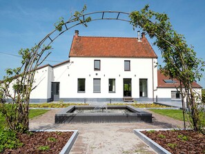 Exterior - Quiet country house with a meadow (Brakel)
