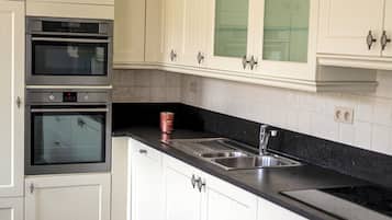 Een koelkast, een microgolfoven, een oven, een kookplaat