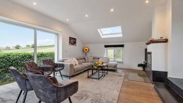 Een televisie en een open haard