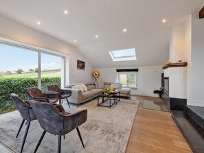 TV, fireplace - Quiet country house with a meadow (Brakel)