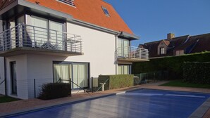 Una casa moderna de dos pisos con piscina.