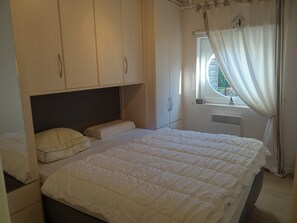 Appartement | 2 chambres, ameublement personnalisé, fer et planche à repasser