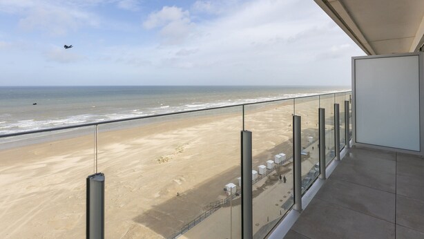 A balcony with a view of the beach and ocean. - Cozy 1-bedroom Apartment With Sea View (Middelkerke)