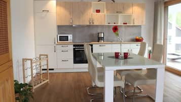 Apartamento | Cozinha privada | Fogão, chaleira elétrica, torradeira