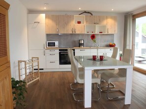 Apartamento | Cozinha privada | Fogão, chaleira elétrica, torradeira