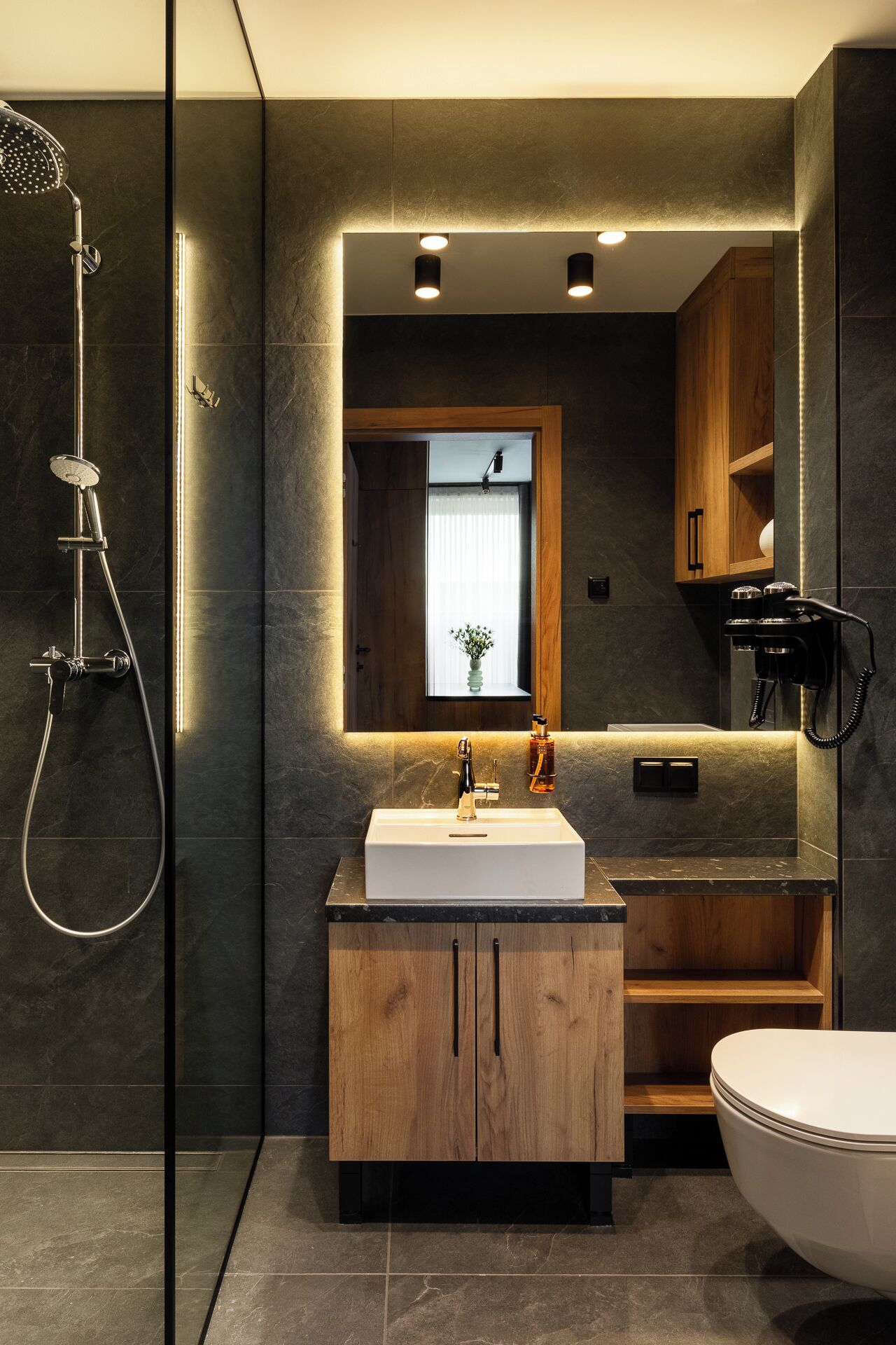 Family Apartment, Balcony | Bathroom | Shower, free toiletries, hair dryer, towels