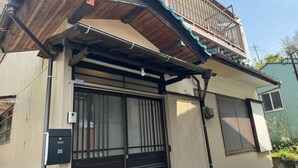 A building with a mail box, a garage door, and a balcony. - JapaneseTraditional house ONDa (Zushi)