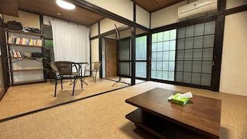 40 インチの液晶テレビ (ケーブル放送視聴可)、Netflix、最新映画