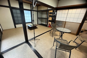40-inch LCD TV with cable channels, Netflix, first-run movies - JapaneseTraditional house ONDa (Zushi)