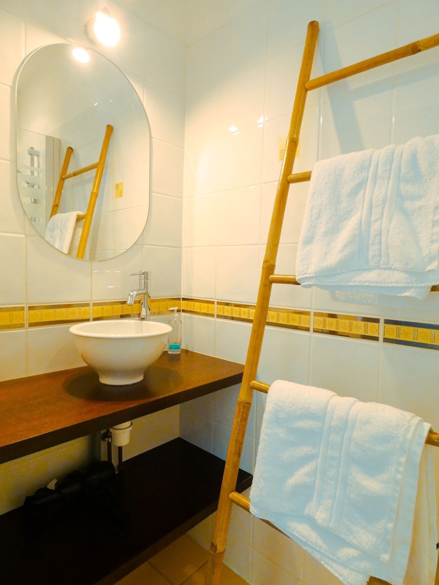 Een haardroger, handdoeken, zeep, toiletpapier