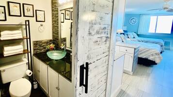 Dusj, hårføner, håndklær og såpe