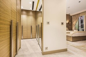 2 habitaciones, escritorio, tabla de planchar con plancha y wifi