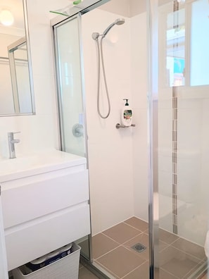 Dusche, Haartrockner, Handtücher, Seife