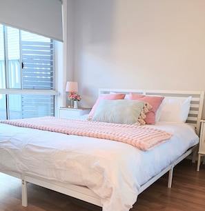 2 bedrooms, desk, iron/ironing board, free WiFi - Mery's Place. Beautiful 2 bedroom Cottage 3min walk 2 Mortdale train station (Mortdale)