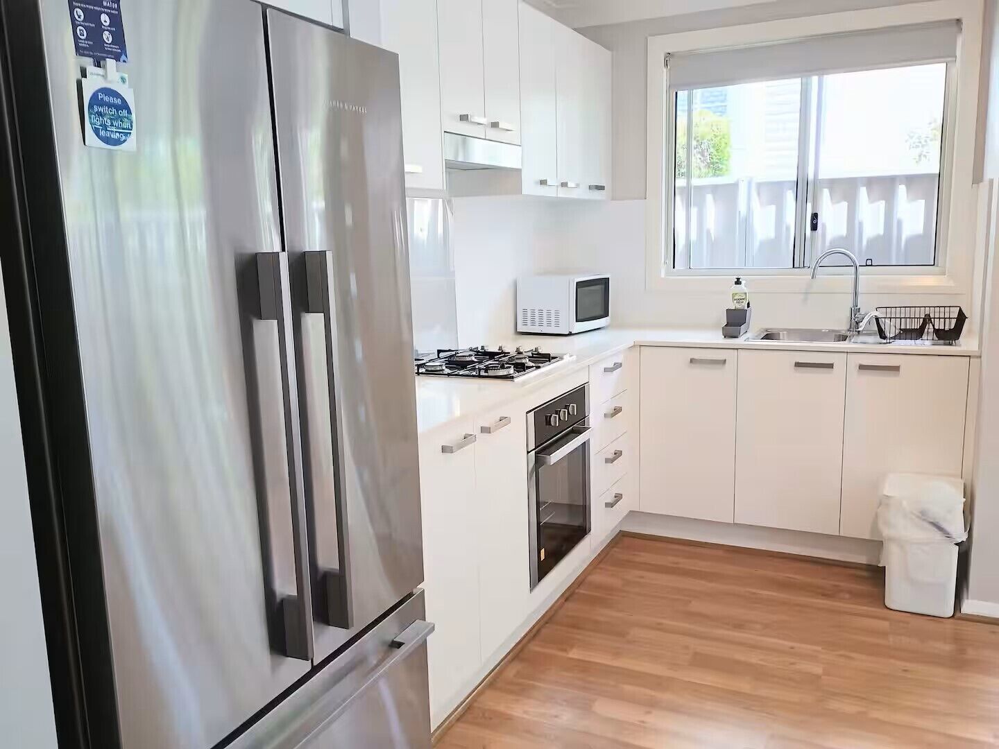 Jääkaappi, mikroaaltouuni, uuni, liesi