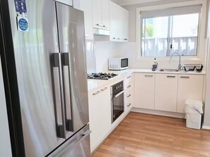 Frigorífico, microondas, horno y placa de cocina