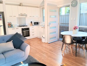 Interior - Mery's Place. Beautiful 2 bedroom Cottage 3min walk 2 Mortdale train station (Mortdale)