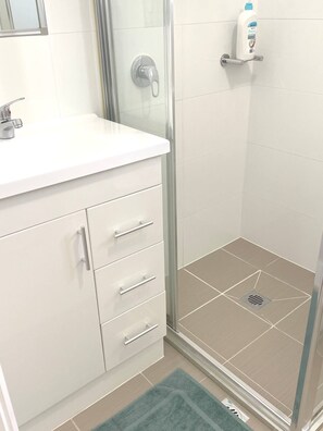 Dusche, Haartrockner, Handtücher, Seife