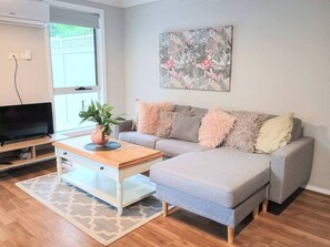 Smart TV - Mery's Place. Beautiful 2 bedroom Cottage 3min walk 2 Mortdale train station (Mortdale)