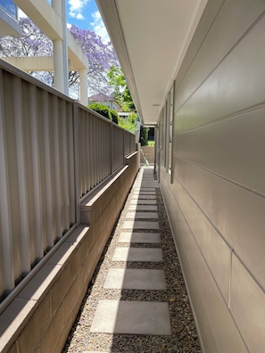 Property grounds - Mery's Place. Beautiful 2 bedroom Cottage 3min walk 2 Mortdale train station (Mortdale)