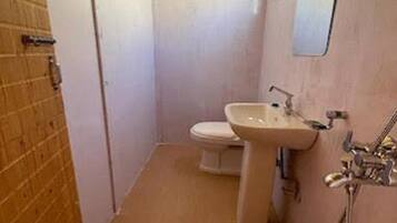 Cottage Deluxe, quang cảnh núi, cạnh hồ | Phòng tắm | Vòi sen/bồn tắm kết hợp, đồ dùng nhà tắm miễn phí, khăn tắm