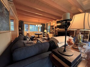 Smart-tv, eldstad, dvd-spelare och böcker